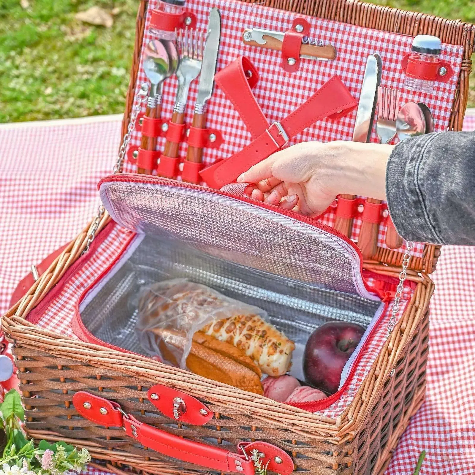 Wicker picnic set for 4